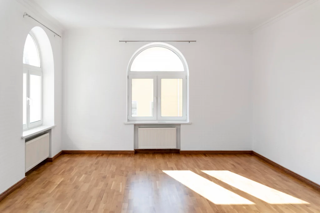 Renovierter Wohnraum nach Sanierung mit neuem Boden