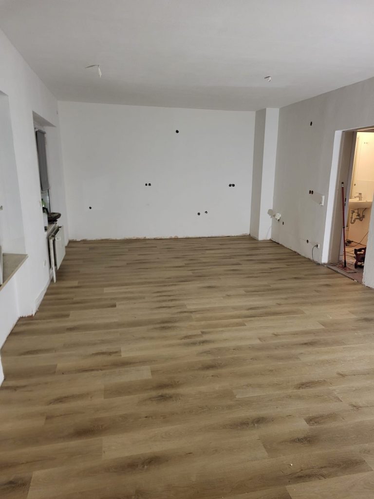 Fertig renovierter Wohnraum mit neu verlegtem Boden nach Sanierung